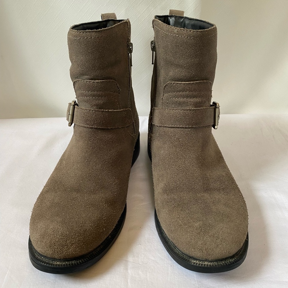 Cougar Womens Janet Waterproof Lug Sole Suede Chelsea Boot Side Zipper 9.5/10